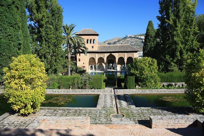4-Day Guided Tour Cordoba, Seville, Granada and Toledo from Madrid - Day 2 Seville: Plaza de España, Giralda views, and Santa Cruz time