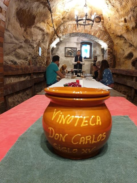 Aranda de Duero: Wine Tasting Course with Iberian Tasting - The 18th-century dramatization and the three-guide team