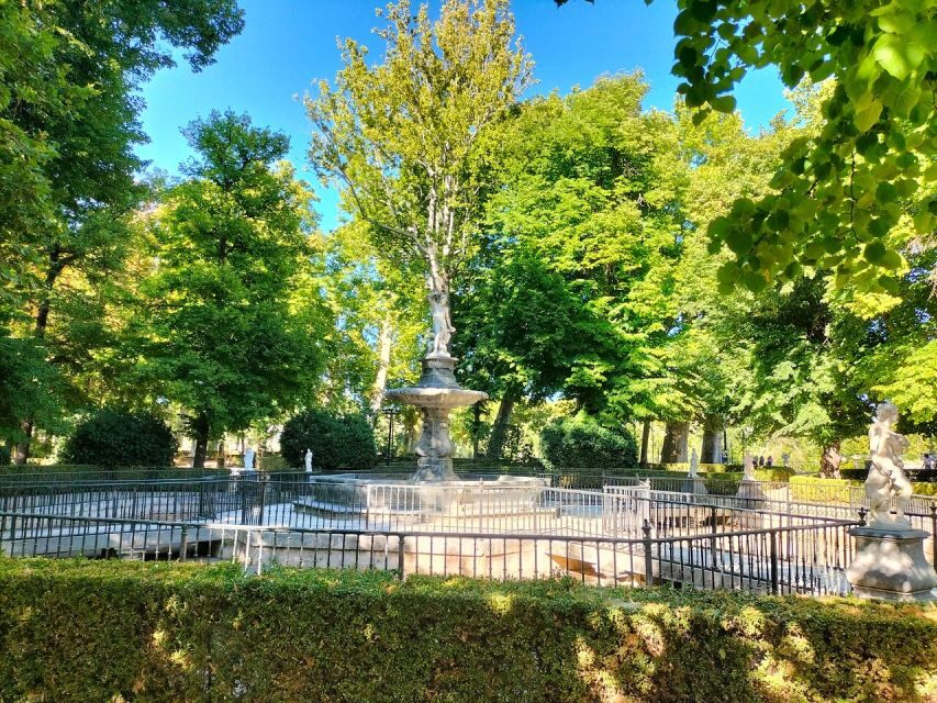 Aranjuez: City and Gardens Guided Walking Tour - Plaza de Parejas and the civil buildings worth spotting