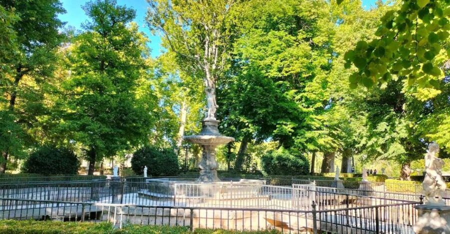 Aranjuez: City and Gardens Guided Walking Tour - Meeting outside Cafe de Damas: the 2-hour flow