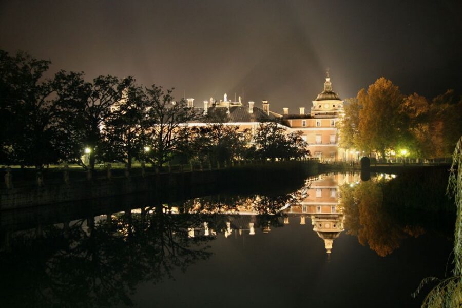 Aranjuez: Mystery and Legends Guided Nighttime Walking Tour - Plaza de Parejas and the Royal Palace Side That Changes at Night