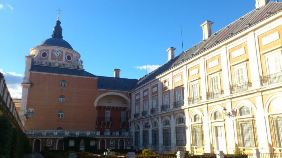Aranjuez: Royal Palace Guided Tour - Moorish room with a bronze and crystal chandelier: a surprise twist