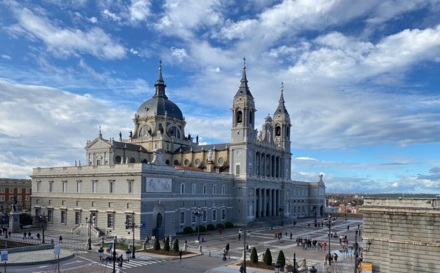 Architecture Tour: Old Historic Madrid with an architect - Meeting at Teatro Real and getting oriented fast
