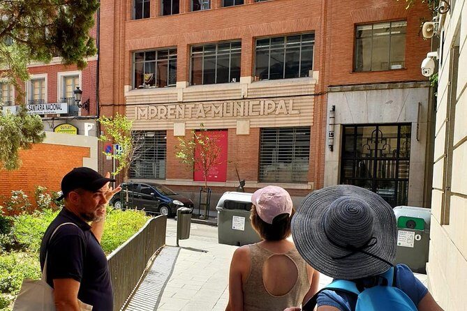 Architour through Lavapiés and Rastro with an architect - El Pavón Teatro Kamikaze: Art Deco clock and a possible coffee break