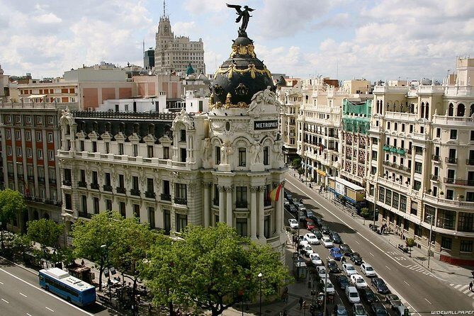Arrival Transfer: Madrid Airport MAD to Madrid in Luxury Van - Door-to-door drop-off in Madrid: what you gain (and what you must plan)