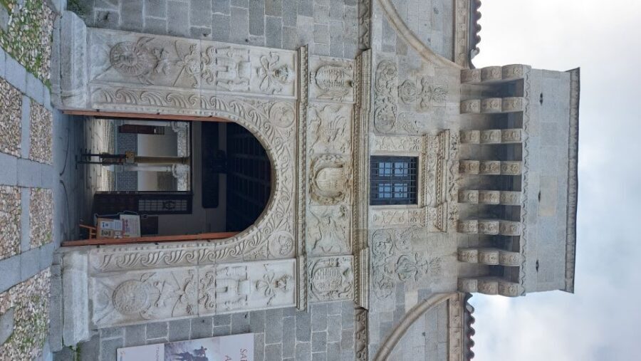 Ávila: Tour privado por Murallas y Casco Histórico - Catedral del Salvador: where Gothic meets defense