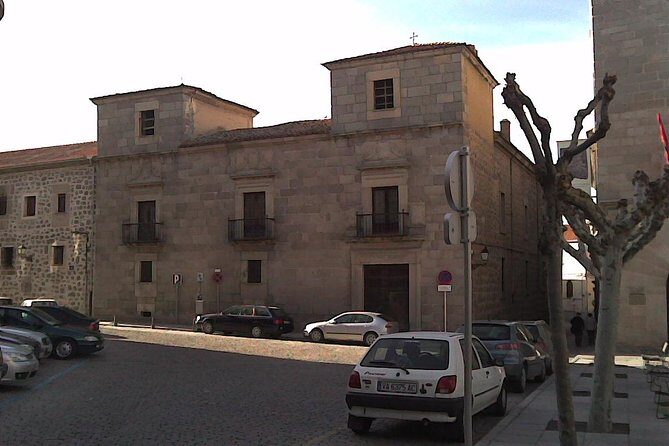 Ávila Walking Tour - Tower of Los Guzmanes and the Plaza del Corral de las Campanas area