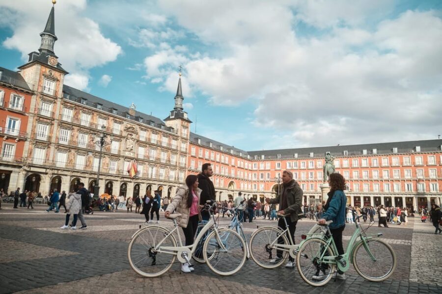 BiciTapeo : Tapas and Highlights Guided Vintage Bike Tour - Las Letras Quarter: Quick Photo Stop, Real Context