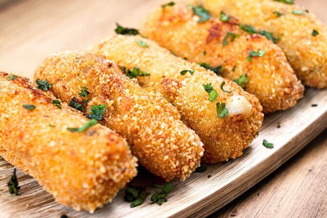 Culinary tour "Tapas & Wines" in Madrid - Madrid potatoes and a vintage-style stop