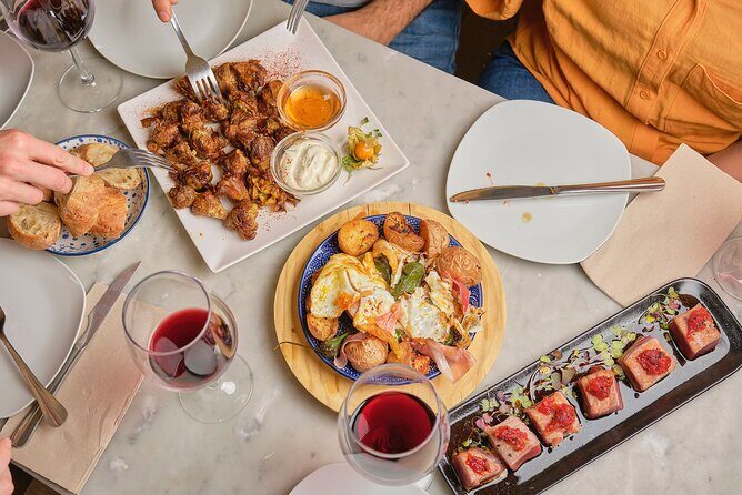 De Tapas in Malasaña: Evening Wine and Tapas Tour - Plaza del Dos de Mayo: Two Centuries in One Square