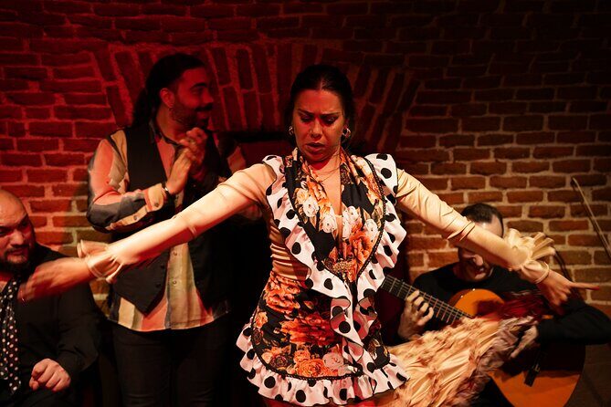 Essential Flamenco: Pure Flamenco Show in the Heart of Madrid - The included drink: how it affects your evening plan