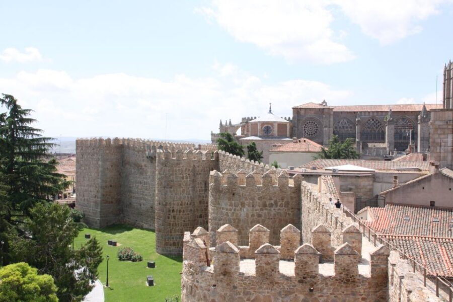 From Madrid: Avila and Segovia Full-Day Tour - Segovia by coach: what changes when you arrive
