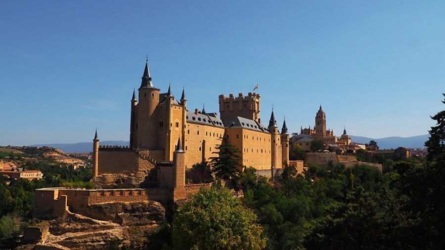 From Madrid: Ávila and Segovia Guided Day Trip - Ávila’s walls and viewpoint photo stop: the moment it clicks