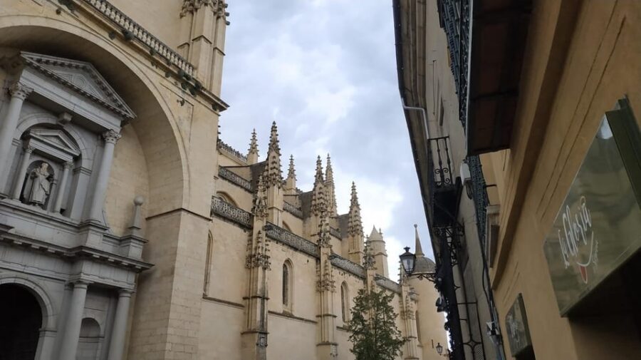 From Madrid: Half-Day or Full-Day Trip to Segovia - Alcázar de Segovia: The Castle-Feeling Stop