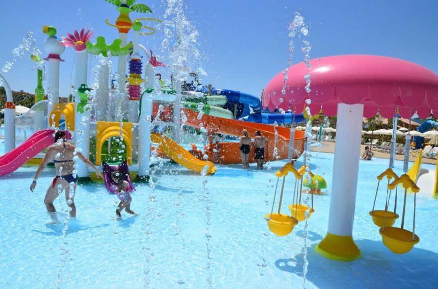 From Madrid: Parque Warner Beach Water Park & Transport - Entering Parque Warner Beach faster than the usual chaos