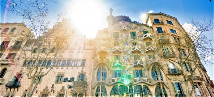 From Madrid: The Best of Barcelona in One Day - Passeig de Gràcia and Plaça de Catalunya: where Gaudí meets city life