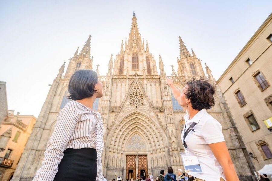 From Madrid: The Best of Barcelona in One Day - The Gothic Quarter and Born maze: medieval streets with real anchors