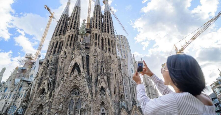 From Madrid: The Best of Barcelona in One Day - Pace, comfort, and what small-group really changes