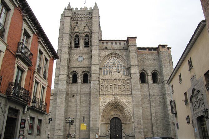 Full Day Tour to Avila & Segovia from Madrid - Segovia Cathedral and Plaza Mayor: A Gothic Pause in the Center