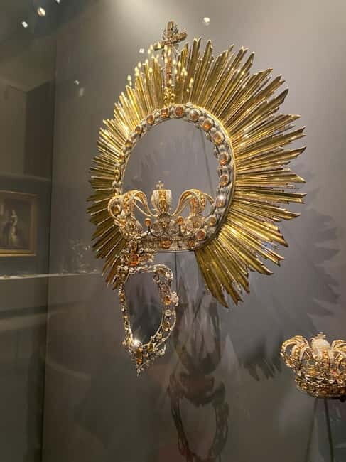 Guided Tour of The Royal Collections Gallery - Headsets and group size: the comfort factor that changes everything