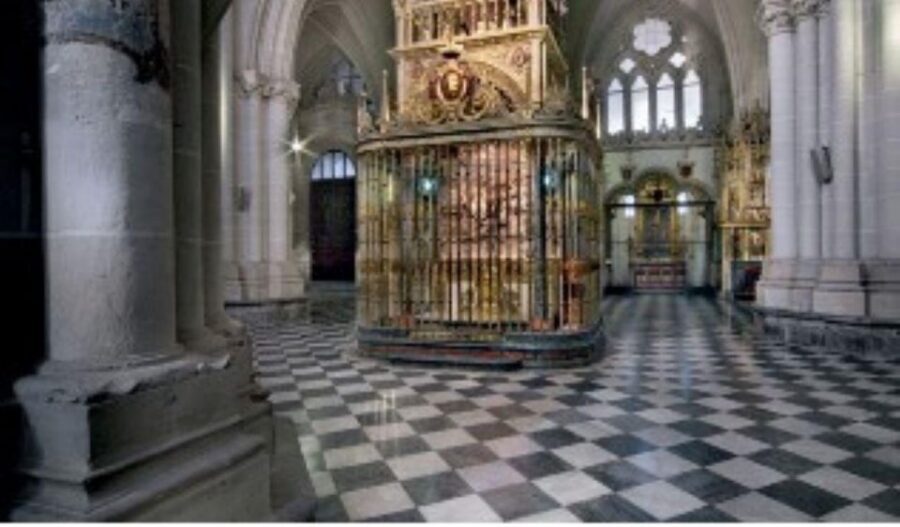 Guided tour of the Toledo Cathedral (Input no included) - The Naves and the Mix of Styles: French Gothic Meets Other Eras