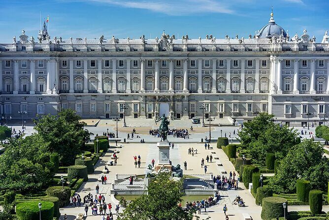 Guided tour to the Royal Palace of Madrid - Crowds, noise, and how to enjoy the palace anyway
