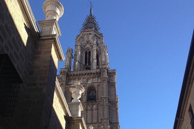 Guided visit of the Toledo Primatial Cathedral - Meeting point at Plaza del Ayuntamiento: how to avoid the scramble
