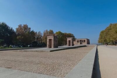 Historic Madrid Virtual Reality Experience with an Official Guide - Start at Plaza de Oriente for royal scale and court stories