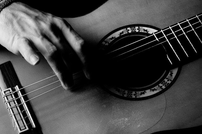 Intimate Flamenco Performance - Santiago’s role: explanations that make you see more
