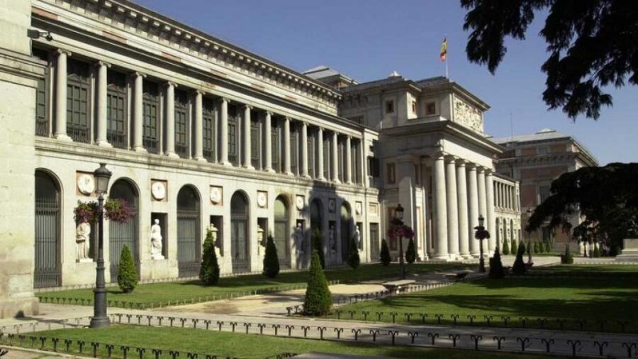 Madrid: 1.5-Hour City Highlights Guided Walking Tour - Almudena Cathedral: switching from royal power to sacred Madrid