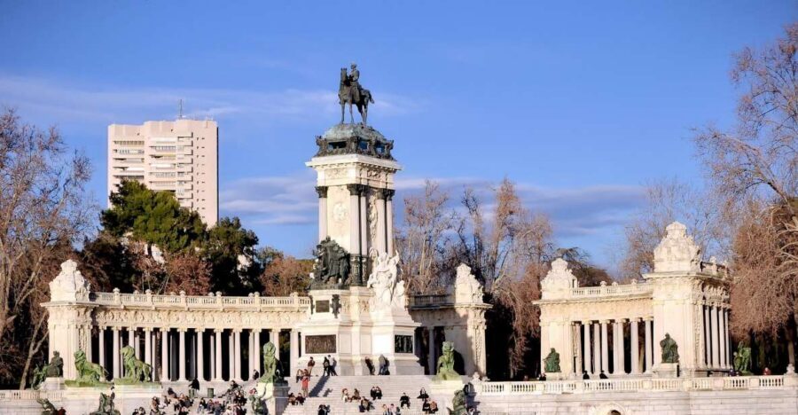 Madrid: 1.5-Hour Retiro Park Guided Walking Tour - Pond area and the monument of Alfonso XII
