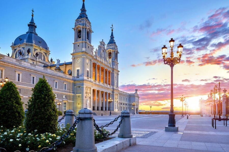 Madrid: Afternoon Royal Palace and Almudena Cathedral Tour - Plaza de Oriente meeting point: where the tour gets its tempo
