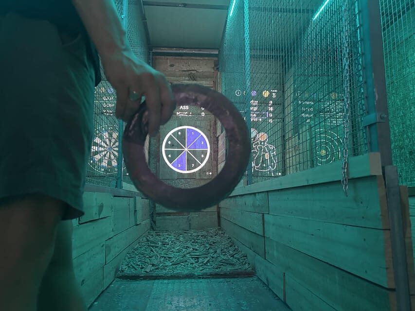 Madrid Atocha : Interactive Axe Throwing 1h - Freestyle throwing: learning different ways, not just one stunt