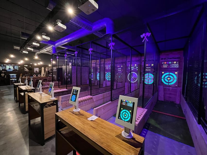 Madrid Atocha : Interactive Axe Throwing 1h - First 10 minutes: safety rules and your axe-first lesson