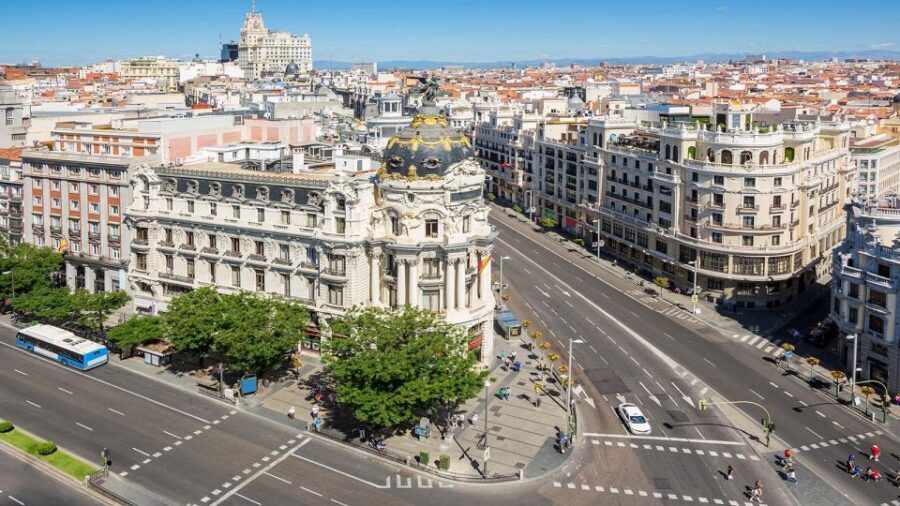 Madrid Audioguide - TravelMate app for your smartphone - Food and markets: Wonders of local cuisine, San Miguel, and Mercado del Rastro