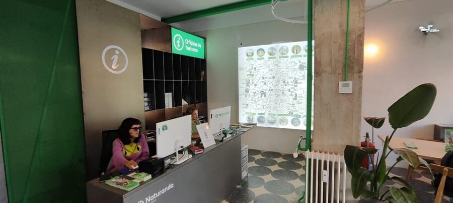 Madrid: bike rental - Plaza España starts you where the action and cycle lanes meet