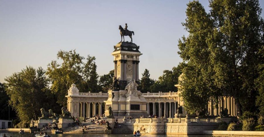 Madrid: Cibeles Rooftop & Retiro Park Guided Walking Tour - Why Cibeles Palace and Retiro Park work so well together