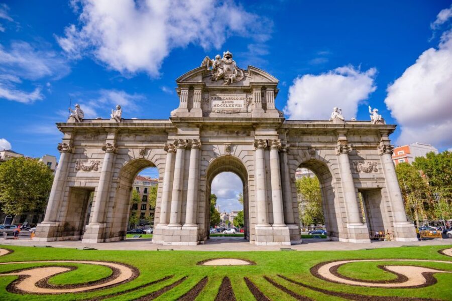 Madrid: Cibeles Rooftop & Retiro Park Guided Walking Tour - Opulent interiors: what you learn inside matters