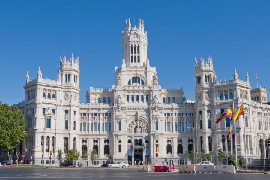 Madrid: Cibeles Rooftop & Retiro Park Guided Walking Tour - Walking into Retiro Park: how the park becomes a story