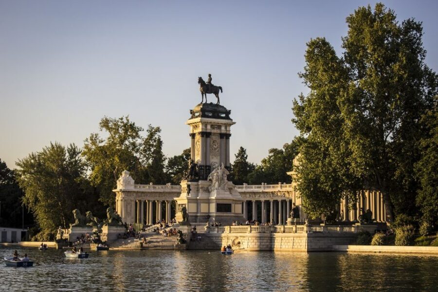 Madrid: Cibeles Rooftop & Retiro Park Guided Walking Tour - Your 2.5-hour plan: from Cibeles meeting points into Retiro
