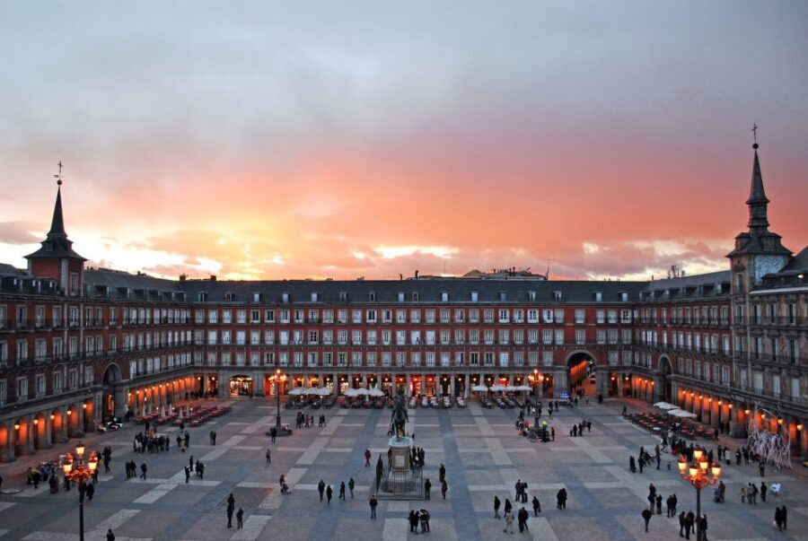 Madrid: City Highlights Guided Walking Tour - Plaza de España and Parque del Oeste: the city view that organizes everything