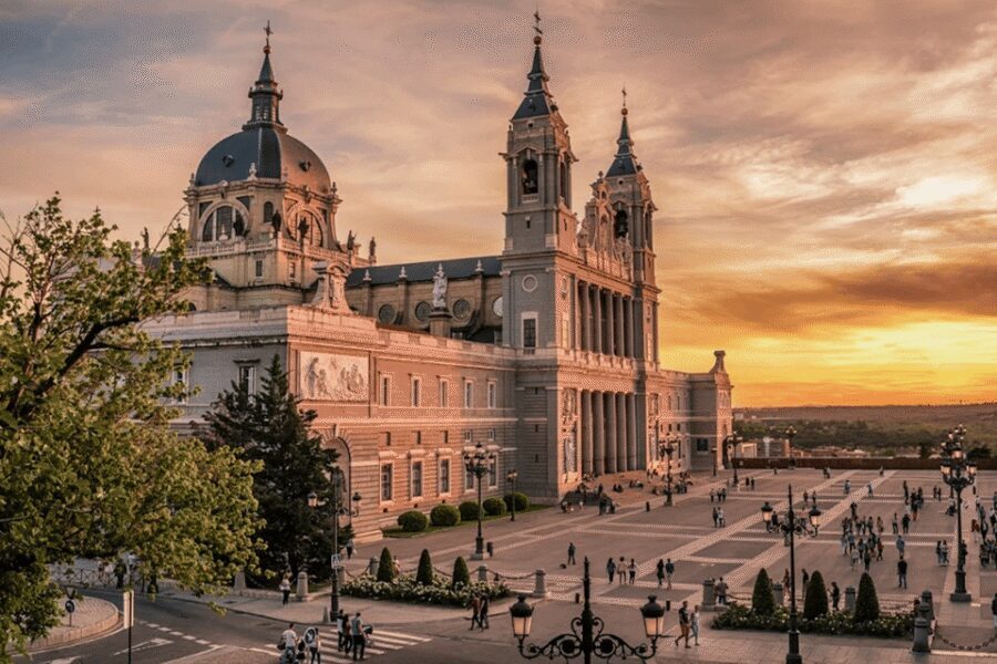 Madrid: City Highlights Guided Walking Tour - Finding your start point: El Aleph on C. de Ferraz