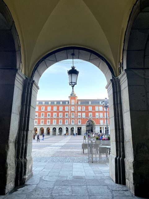 Madrid: City Highlights Private Bike Tour - Starting at Puerta del Sol: the easy meet-up and a smooth start