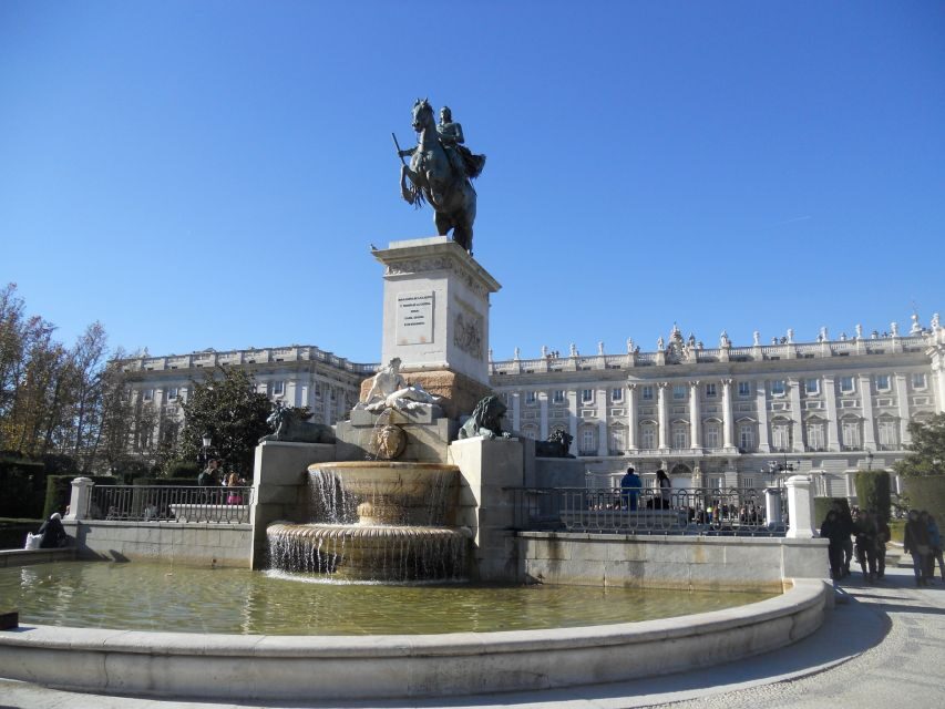 Madrid City Tour: Culture and History - Royal Theater and Almudena Cathedral: culture and faith in one view