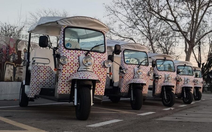 Madrid: City Tours - 6 seats private ecological tuk tuk - Plaza de Cibeles and Gran Vía: classic grandeur meets modern energy