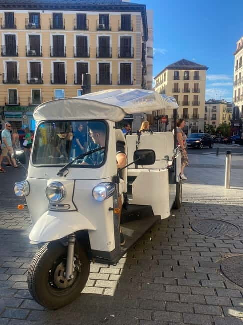 Madrid: Eco-Friendly, Private, and Unique Tuk Tuk Experience - Plaza de Cibeles and Recoletos: quick stops, big payoff