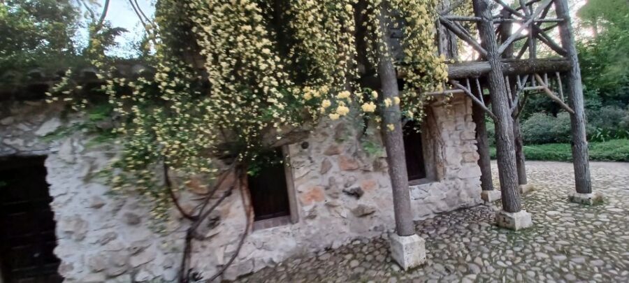 Madrid: El Capricho Park Tour - Bacchus Temple: a myth stop with real payoff