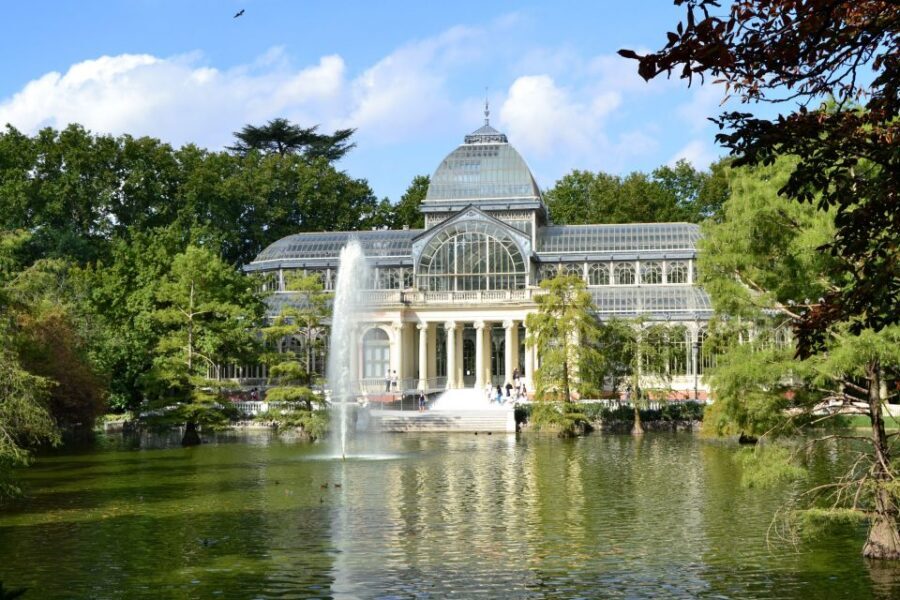 Madrid: El Retiro Park Self-Guided Audio Tour - Casón del Buen Retiro: using the audio to slow down your sightseeing