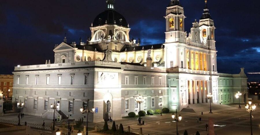Madrid: Enchanted Evening Walking Tour in Spanish - Key highlights to know before you go