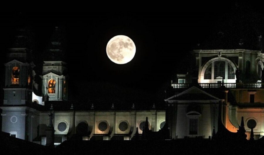 Madrid: Enchanted Evening Walking Tour in Spanish - Why this Madrid night tour feels different than daytime sightseeing